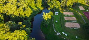 Зеленая набережная реки Педедзе и Храм сновидений в Литене