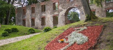 Средневековый замок Гробиня с бастионами