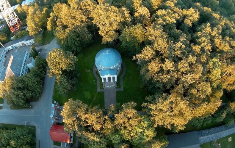 Preiļu-muiža-AnatolijsJakovlevs_2017_kapela_ParksNoAugsas (1)