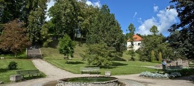 Крепостной курган рыцарей Кандавы, руины замка Ливонского ордена и крепостная башня