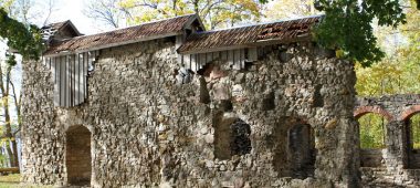 Руины средневекового замка Лиелварде и парк, сад скульптур