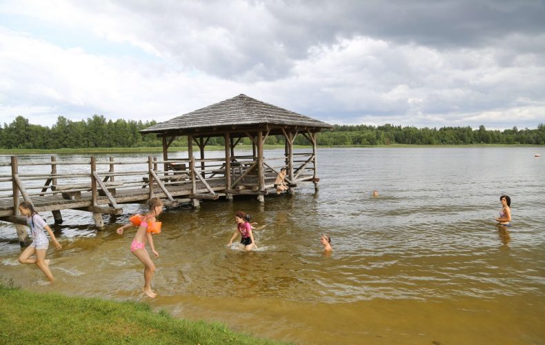 Осмотр достопримечательностей и отдых: познавательная поездка и спокойное времяпрепровождение у воды